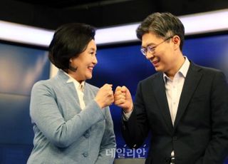 &lt;포토&gt; 인사하는 박영선-조정훈