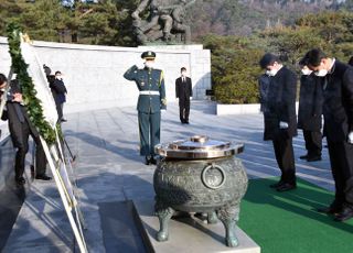 &lt;포토&gt; 오세훈 후보, 현충원 참배