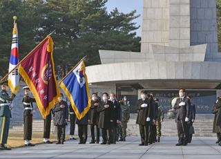 &lt;포토&gt; 오세훈 국민의힘 서울시장 후보, 현충원 참배