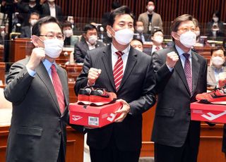 &lt;포토&gt; 빨간 운동화 받는 오세훈-박형준