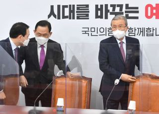 &lt;포토&gt; 비상대책위원회의 들어서는 김종인-주호영