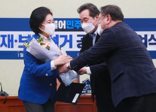 &lt;포토&gt; 공천장과 꽃다발 받는 박영선 후보