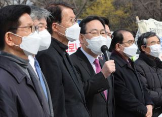 &lt;포토&gt; 북한인권을 위한 화요집회 발언하는 주호영