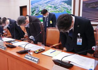 고개 숙인 변창흠 “LH투기 참담한 심정, 공급대책은 차질 없을 것”