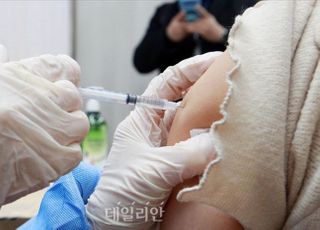 "내일 만 65세 이상 AZ 백신 접종여부 결정"…예방접종전문위원회 개최