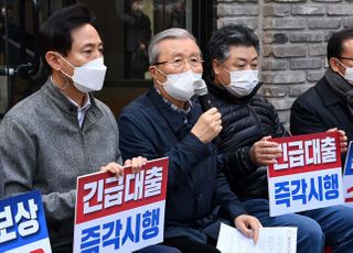 &lt;포토&gt; 명동 방문해 상가 관계자들과 간담회 하는 김종인