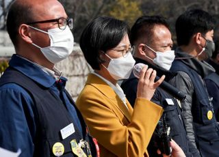 &lt;포토&gt; 원청·하청 휴업수당 연대책임 법안 촉구 기자회견 발언하는 강은미 정의당 비대위원장