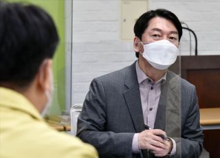 &lt;포토&gt; 시민건강국 방문한 안철수