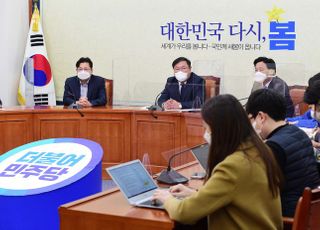 &lt;포토&gt; 기자간담회 개최한 김태년 민주당 대표 직무대행