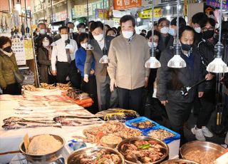 &lt;포토&gt; 광장시장 방문한 이낙연 상임선대위원장