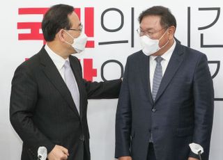 &lt;포토&gt; 대화하는 김태년-주호영