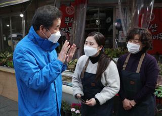 &lt;포토&gt; 시장상인과 대화하는 이낙연 상임선대위원장