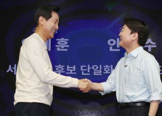 &lt;포토&gt; 비전발표회에서 악수하는 오세훈-안철수