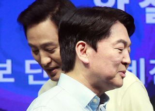 &lt;포토&gt; 엇갈린 오세훈과 안철수, 우여곡절 끝에 비전발표회 개최 