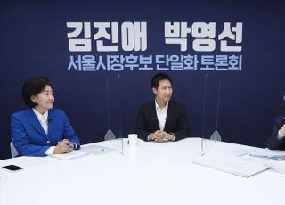 &lt;포토&gt; 후보 단일화 토론 전 대화하는 박영선-김진애