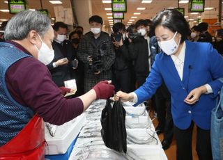 &lt;포토&gt; 박영선, 노량진수산시장 방문