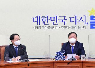 &lt;포토&gt; 민주당 김태년 직무대행 기자간담회