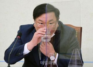 &lt;포토&gt; 물 마시는 김태년 대표 직무대행