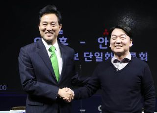 &lt;포토&gt; 인사 나누는 안철수-오세훈