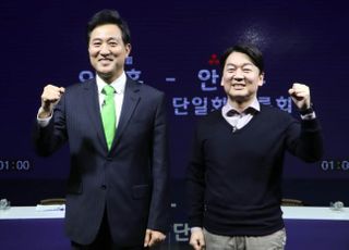 &lt;포토&gt; 포즈 취하는 안철수-오세훈