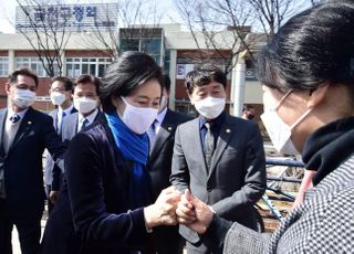 &lt;포토&gt; 금천구 주민들과 인사하는 박영선 민주당 서울시장 후보