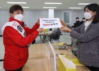 &lt;포토&gt; 송명숙, 서울시장 보궐선거 후보 등록