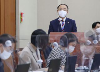 &lt;포토&gt; 기재위, 추경안 제안설명하는 홍남기 부총리