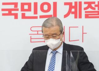 &lt;포토&gt; 비대위원장-중진의원 연석회의 들어서는 김종인