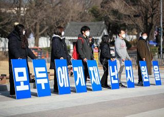 재난지원금·위로금·손실보상금…정부 돈 풀라는 압박 거세져