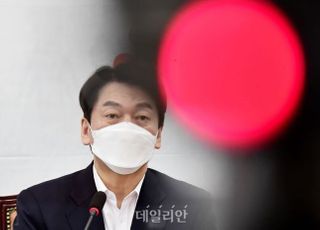 &lt;포토&gt;오세훈 내곡동 땅 의혹 거론 안철수 "아무런 문제 없는 안 후보를 선택해 달라"