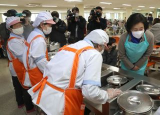 &lt;포토&gt; 학교 급식 자원봉사자들과 인사하는 박영선 후보