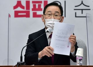 &lt;포토&gt; 오세훈 내곡동 의혹 반박하는 주호영