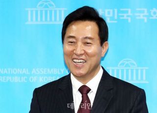 &lt;포토&gt; 활짝 웃는 오세훈, 안철수 누르고 야권 단일후보 선출