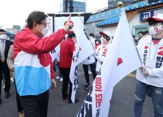 &lt;포토&gt; 선거운동원들에게 인사하는 박형준 후보