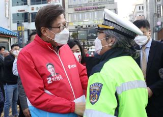 &lt;포토&gt; 시민들과 인사하는 박형준 후보