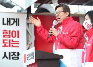 &lt;포토&gt; 출근길에 지지 호소 나선 박형준 후보