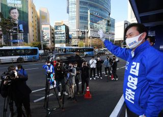 &lt;포토&gt; 출근길 인사 나선 김영춘 부산시장 후보