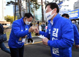 &lt;포토&gt; 선거운동원들과 인사나누는 김영춘 부산시장 후보