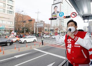 &lt;포토&gt; 오세훈, 응암역 앞에서 출근인사