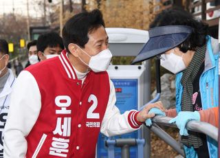 &lt;포토&gt; 시민들과 대화하는 오세훈 후보