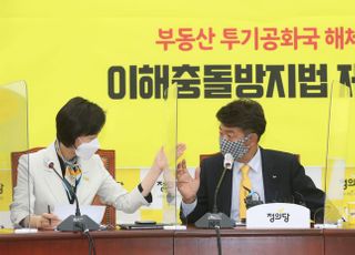 &lt;포토&gt; 여영국 대표와 강은미 원내대표의 대화