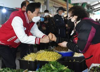 &lt;포토&gt; 인왕시장 찾은 오세훈