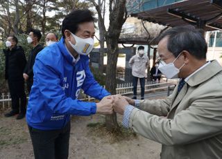 &lt;포토&gt; 시민들과 인사하는 김영춘 후보