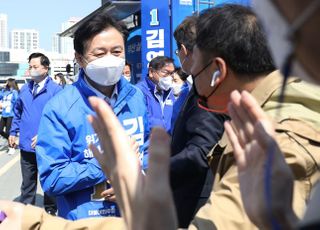 &lt;포토&gt; 지지자들에게 인사하는 김영춘 후보