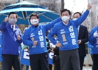 &lt;포토&gt; 율동하는 김영춘 부산시장 후보