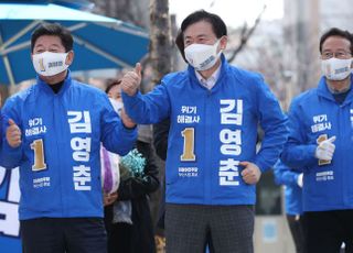 &lt;포토&gt; 율동하는 김영춘 후보