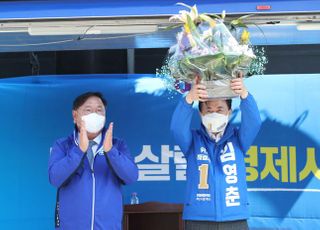 &lt;포토&gt; 꽃다발 든 김영춘 후보