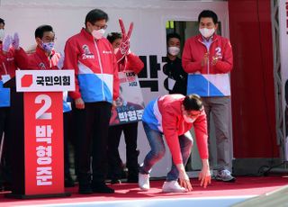 &lt;포토&gt; 큰절하는 박형준 후보 아들