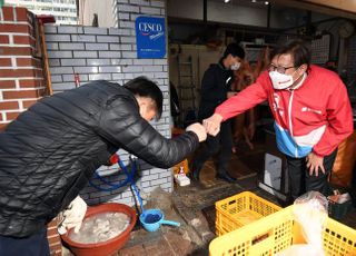 &lt;포토&gt; 부전시장 상인들에게 인사하는 박형준 후보