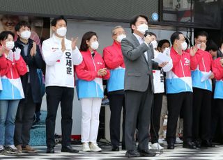 &lt;포토&gt; 오세훈 지지 호소하는 안철수 